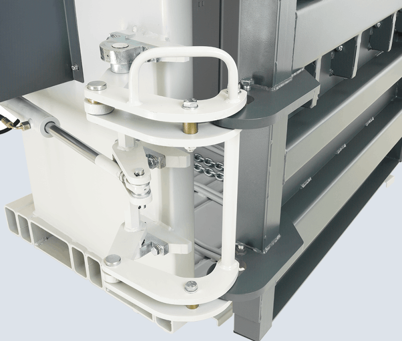V pess 560 l Special profiles in the bale ejection door in the filling hatch and in the press ram form recesses in the bales
